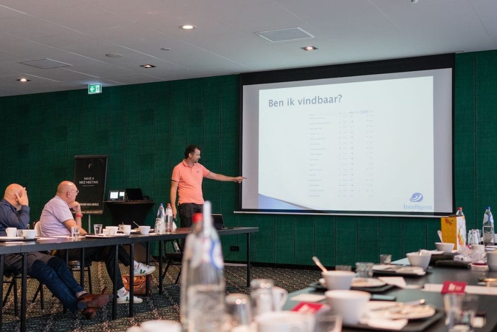 Trainer geeft cursus zoekmachine optimalisatie aan ondernemers
